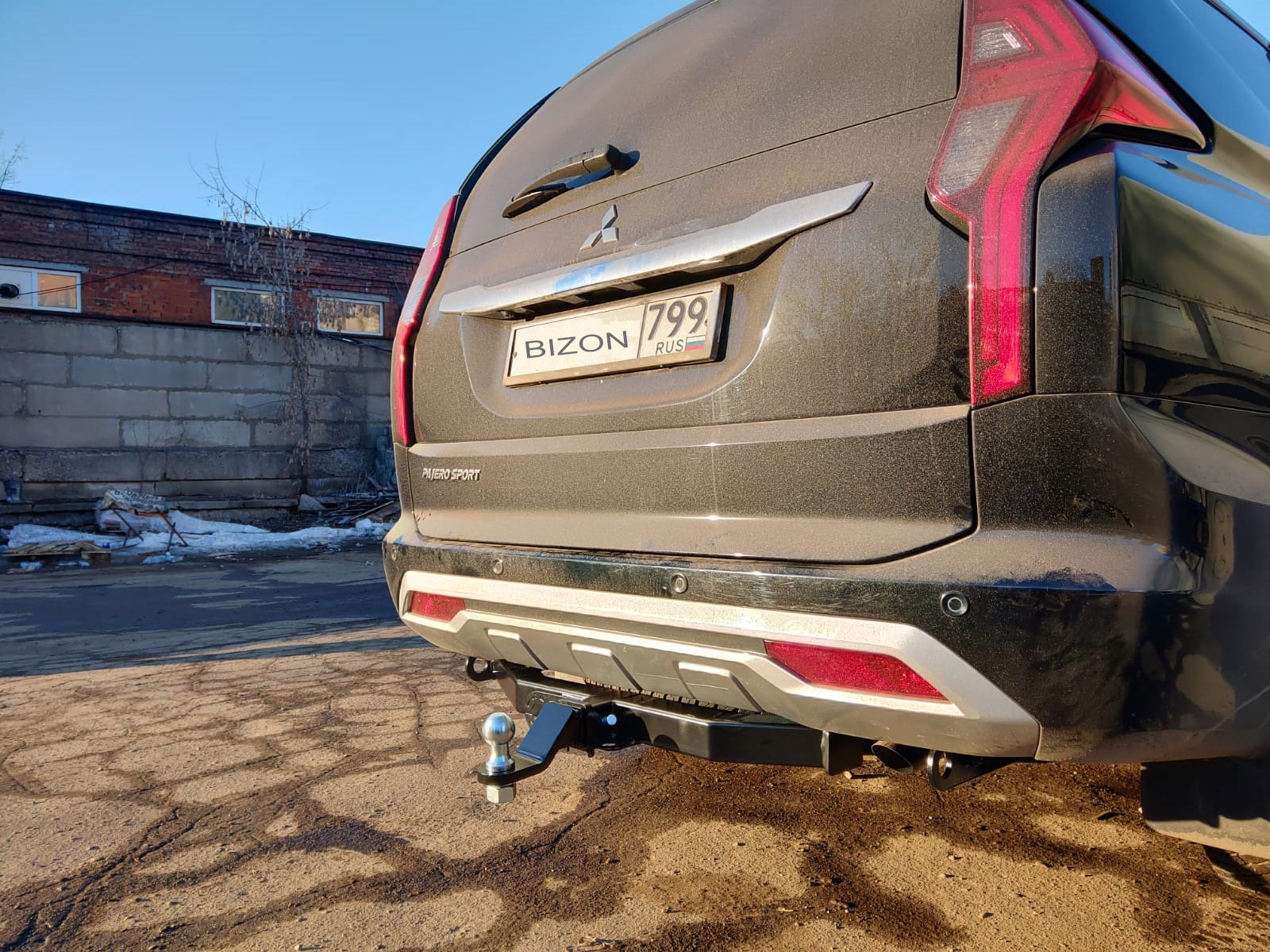 Фаркоп на Mitsubishi Pajero Sport III рестайлинг 2021- без подрезки бампера. Тип шара: E (легкосъемный шар под квадрат). Нагрузки: 3200/120 кг. Не комплектуется электрикой